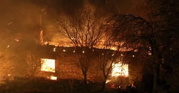 Uşak’ın Eşme ilçesinde yangın! 2 ev, 1 ahır kullanılamaz hale geldi: Hayvanlar telef oldu