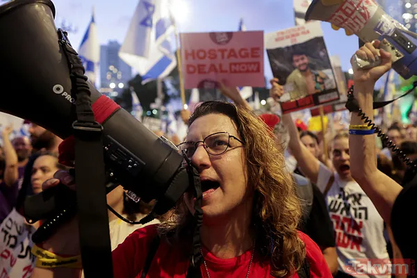 Tel Aviv'de kafesli protesto! Onlarca İsrailli, Netanyahu'nun istifası için sokaklara döküldü: Sen baştasın, sen suçlusun - 31