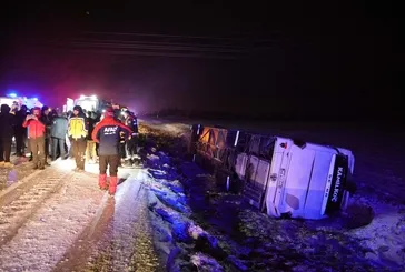 Aksaray'da yolcu otobüsü devrildi: 20 yaralı
