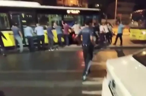 iett-icin-siradan-bir-gun-uskudarda-refujde-asili-kaldi-1629701344073.jpg İETT için sıradan bir gün! Üsküdar'da refüjde asılı kaldı-2