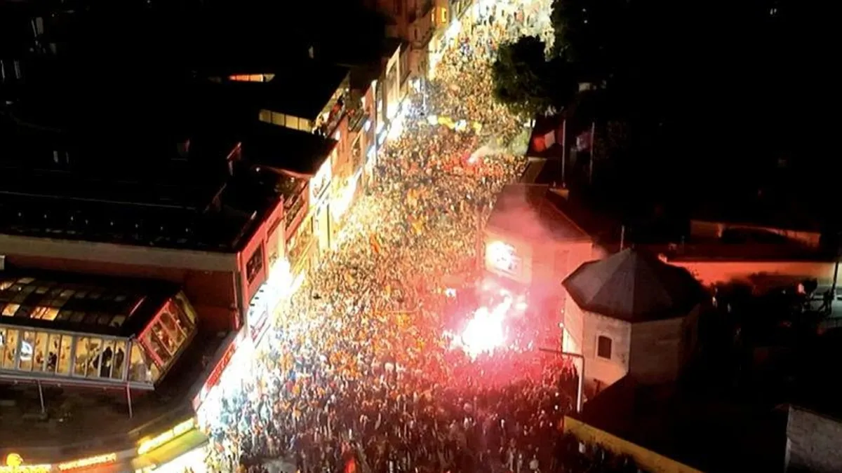 Galatasaray taraftarları sokaklara akın etti: Şampiyonluk kutlamalarında renkli anlar