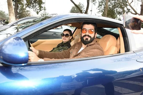 Fahriye Evcen ile Burak Özçivit, Bebek'teler: Son model spor otomobilleriyle de dikkatleri çekti-7