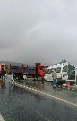 Tokat'ta korkunç kaza! Servis minibüsü ile kamyonet birbirine girdi! Ölü ve yaralılar var