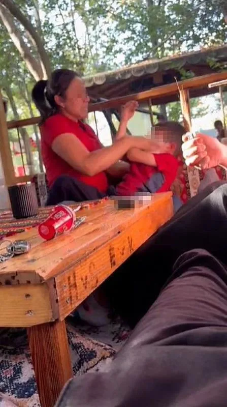 sus-nefesini-keserim-kan-donduran-goruntuler-aglayan-cocugunu-susturamayinca-once-tokatladi-ardindan-burnunu-s-1742140689427.jpeg Isparta'da, bir mesire yerinde K.Ö. adlı kadının şiddet uyguladığı 5-6 yaşlarındaki oğlu devlet korumasına alındı, anne hakkında soruşturma başlatıldı. (DHA)