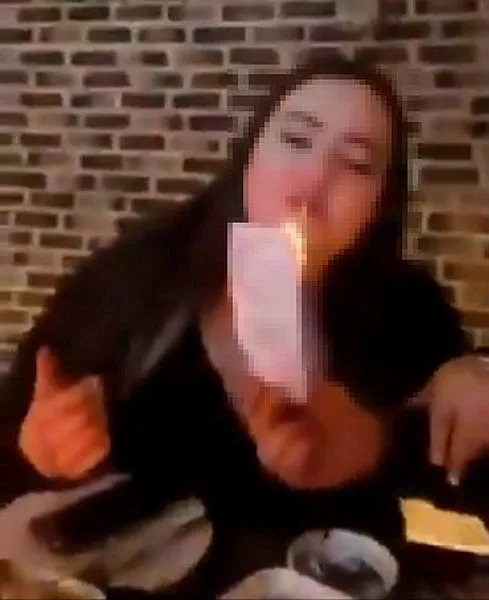 gorgusuz-iki-genc-kadin-200-lirayla-sigaralarini-yakti-cezalandirin-talebi-1610222800811.jpg Görgüsüz iki genç kadın, 200 lirasını ateşe vererek sigaralarını yaktı! Halktan "cezalandırın" talebi...-3