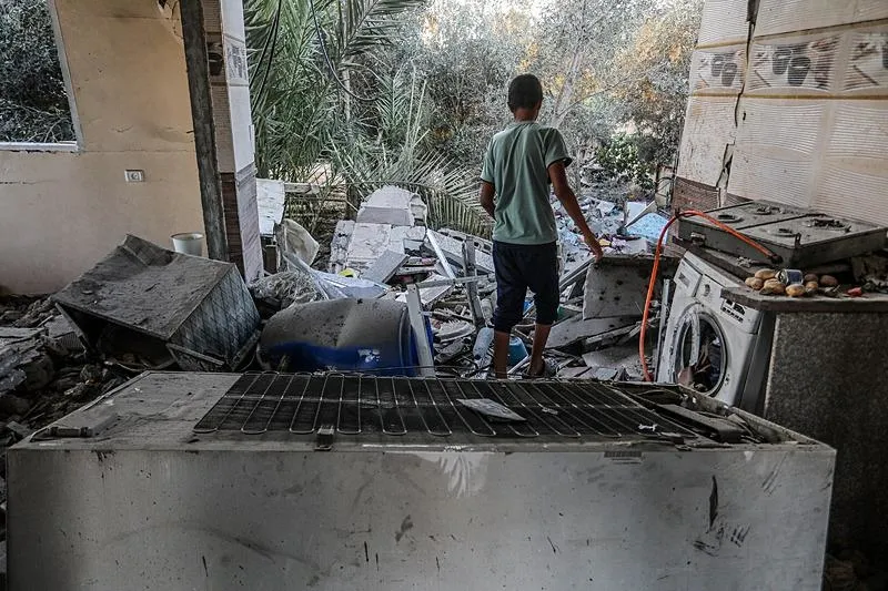 İsrail ordusunun Gazze'nin orta kesimindeki Deyr Balah kentindeki El-Adini ailesinin evine düzenlediği saldırı sonucu ölü ve yaralıların olduğu bildirildi. Saldırı sonucu, hedef alınan ev ve çevredeki yapılar hasar gördü. Bölge sakinleri, yıkılan bina enkazından kullanılabilir durumdaki eşyalarını çıkartmaya çalıştı. (AA)