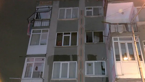 Bakırköy’de 4 katlı binada çıkan yangın söndürüldü-1