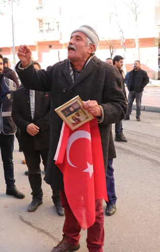 Acılı babadan HDP'ye Türk bayraklı tepki