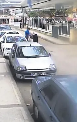 Altınlarını elleriyle dolandırıcıya verdi