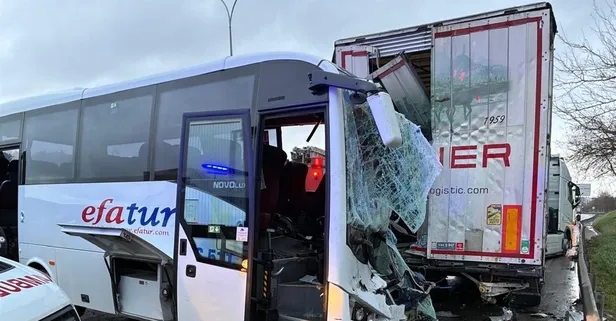 İstanbul'da midibüs park halindeki TIR'a çarptı: Ağır yaralılar var | Valilikten açıklama