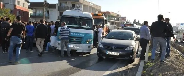 İzmir'de feci kaza! Kamyon, yolcu minibüsüne çarptı: 3'ü ağır 13 yaralı-3