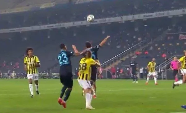 fenerbahce-trabzonspor-macinda-o-an-iste-konuk-ekibin-penalti-bekledigi-pozisyon-1603643837689.jpeg Fenerbahçe-Trabzonspor maçına damga vuran an! Trabzonspor bu pozisyonda penaltı bekledi...-2