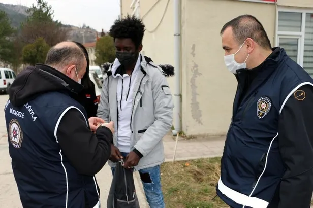 10 bin 945 noktada 'Düzensiz Göç İle Mücadeleye Yönelik Huzur Uygulaması! Bin 474 düzensiz göçmen yakalandı-4