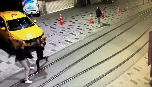 İstanbul Beyoğlu'nda gece yarısı İngiliz turisti bıçakla ağır yaralayan gaspçılar yakalandı-3