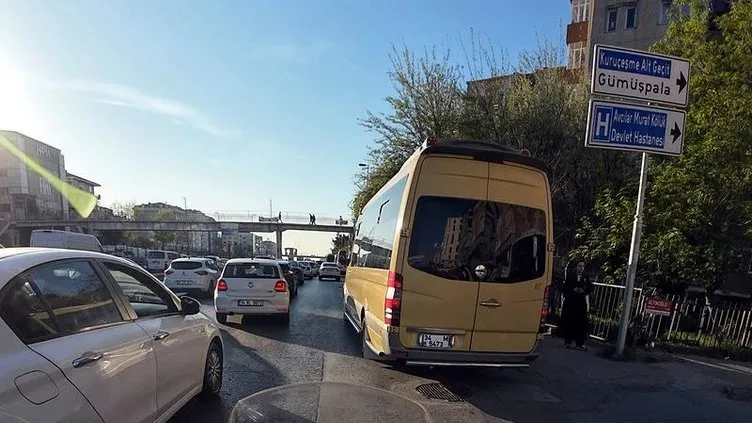 Avcılar’da kaldırımda ilerleyen yolcu minibüsü kamerada!