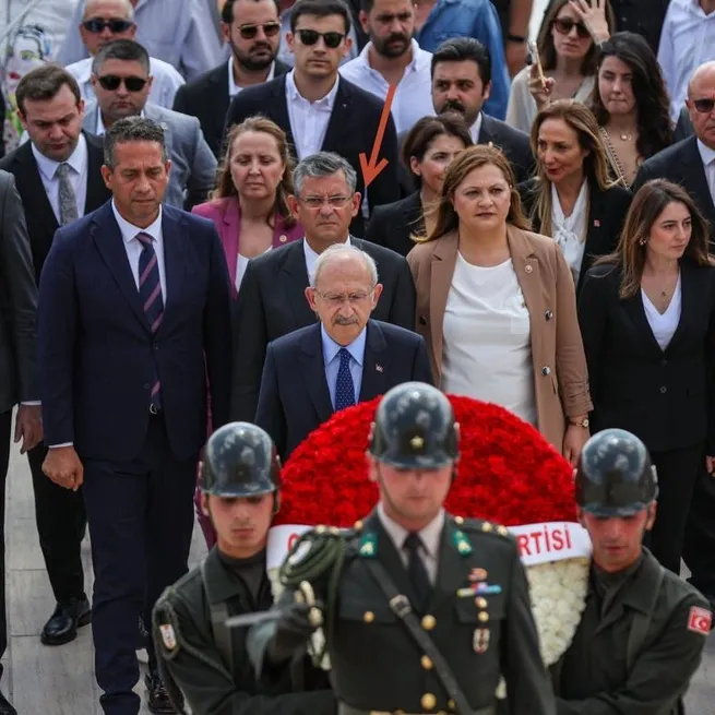 Krize zoom... Kılıçdaroğlu ve Özgür Özel paralel CHP toplantısı sonrası yan yana! Objektiflere yansıyan gerilim
