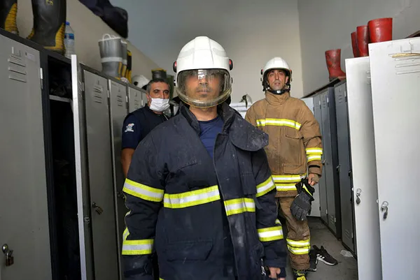 hataydaki-yangini-sondurmeye-calisirken-bayilan-itfaiye-eri-bir-gece-hastanede-kaldiktan-sonra-gorevinin-basina-kostu-1602510098921.jpg Hatay'daki yangını söndürmeye çalışırken bayılan itfaiye eri bir gece hastanede kaldıktan sonra görevinin başına koştu-4