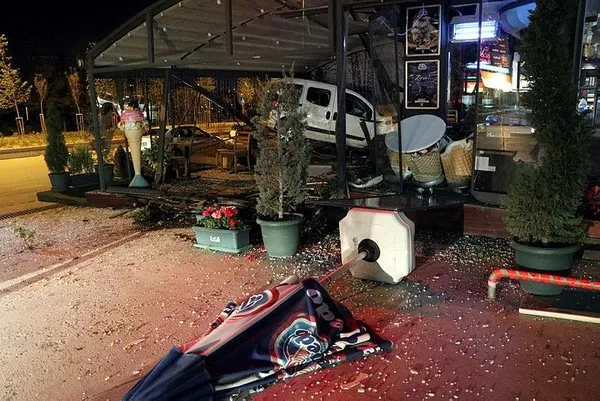 Son dakika: Başkentte otomobil kafeye girdi: 1 yaralı-2