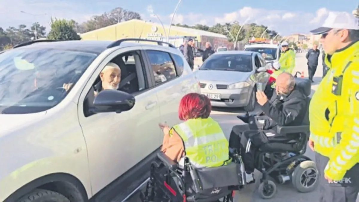 Amasya'da trafik engelliler için durdu