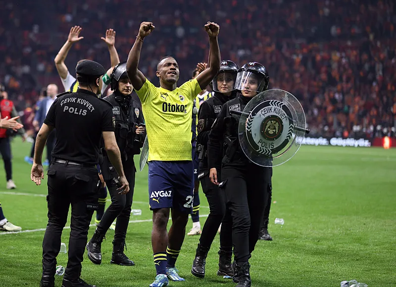 Fenerbahçe'de Edin Dzeko'nun Galatasaray maçı sonrası görüntüsü olay oldu! Alkış alan hareket - 8