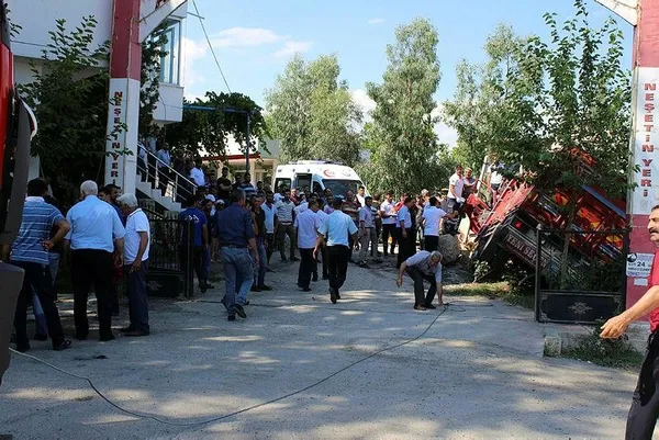 Freni boşalan kamyon, restoranın mescidine girdi: 3 ölü, 2 yaralı-2