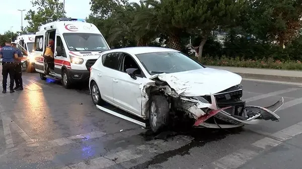 Kadıköy'de park halindeki araca otomobil çarptı sürücüler yaralandı-3