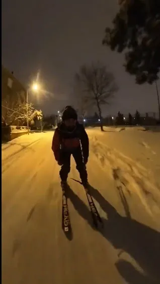 ibb-yuzunden-yasanan-kar-esareti-vatandasa-kaymayi-da-ogretti-avcilardan-firuzkoye-kayarak-gitti-1643093288879.jpg İBB yüzünden yaşanan kar esareti vatandaşa kaymayı da öğretti! Avcılar'dan Firüzköy'e kayarak gitti-6