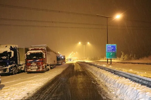 Yoğun kar yağışı sebebiyle TEM Otoyolu Düzce-Bolu geçişinde 17 kilometrelik araç kuyruğu oluştu