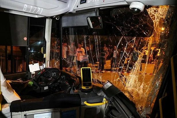 İETT otobüsünün yaptığı kazanın görüntüleri ortaya çıktı: 17 araca çarptığı anlar kamerada!-4