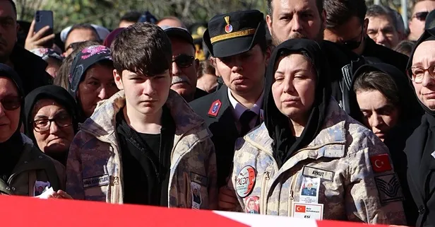 Şehit Astsubay Başçavuş İlker Aykut’u eşi ve oğlu askeri kamuflaj giyerek uğurladı