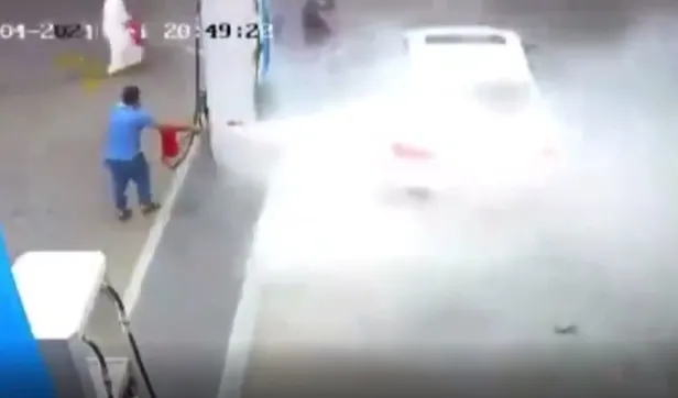 pompacinin-zor-anlari-akaryakit-istasyonunda-yere-dusen-cisim-ortaligi-karistirdi-yanmaktan-zor-kurtuldu-1623010015217.jpg Pompacının zor anları! Akaryakıt istasyonunda yere düşen cisim ortalığı karıştırdı! Yanmaktan zor kurtuldu...-5