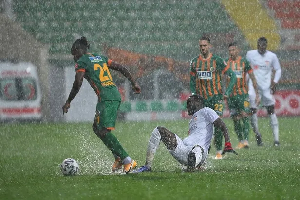 Son dakika: Aytemiz Alanyaspor-Demir Grup Sivasspor maçı sağanak yağmur nedeniyle ertelendi-1