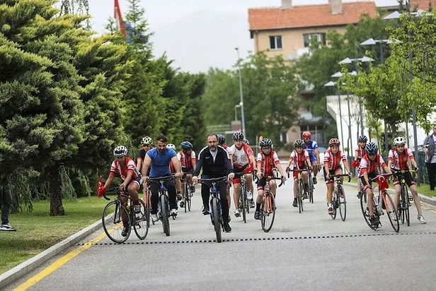 genclik-ve-spor-bakani-mehmet-muharrem-kasapoglu-dunya-bisiklet-gununde-sporcularla-bulustu-veledrom-mujdesi-1654284821024.jpeg Gençlik ve Spor Bakanı Mehmet Muharrem Kasapoğlu Dünya Bisiklet Gününde sporcularla buluştu... Veledrom müjdesi-4