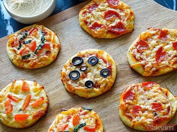 Pişirelim Fırınınızı 180°C'ye Isıtın Ve Mini Pizzaları Fırın Tepsisine Yerleştirip 10-12 Dakika Pişirin. Pizzalar Altın Rengini Alıp Peynirler Eridiğinde...