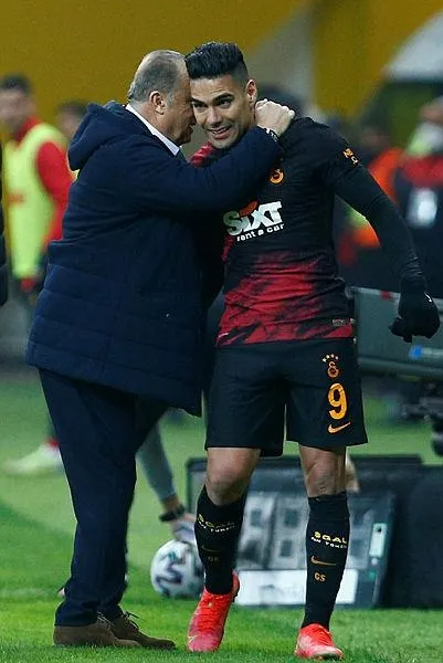 Falcao sahalara fırtına gibi döndü: Taraftarlar doktorunu kahraman ilan etti-1