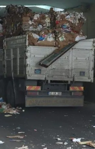 Bayrampaşa'da kamyon alt geçide takıldı