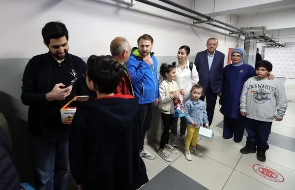 14 Mayıs Cumhurbaşkanlığı ve Milletvekili seçimlerinde oy verme sırasında Başkan Erdoğan’ı fark etmeyen seçmenin şaşkınlığı gülümsetti-6