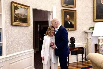 Beyaz Saray’ı karıştıran öpücük