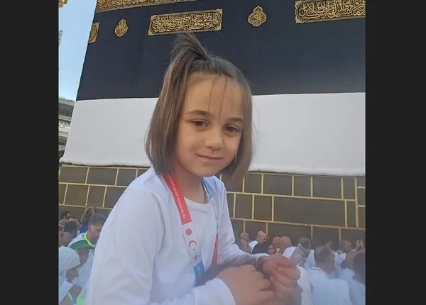 1688104565589.jpg Çocuk hacılar, kutsal toprakları anlattı: Kabe düşündüğümden daha büyüktü içimde kelebekler uçuşmuştu-7