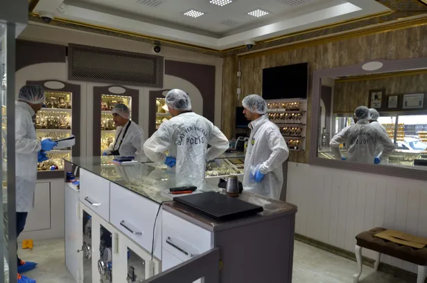 Tokat'ta inanılmaz kuyumcu soygunu! Bomba süsü verdiği paketle altınları çaldı-3