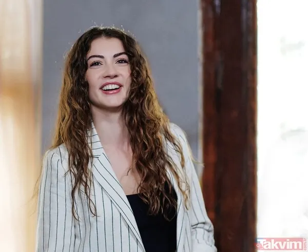 Burcu Özberk sosyal medyayı ateşe verdi! İp askılı derin dekolteli elbisesi ile ortalığı yaktı kavurdu cesur paylaşımı olay oldu - 4