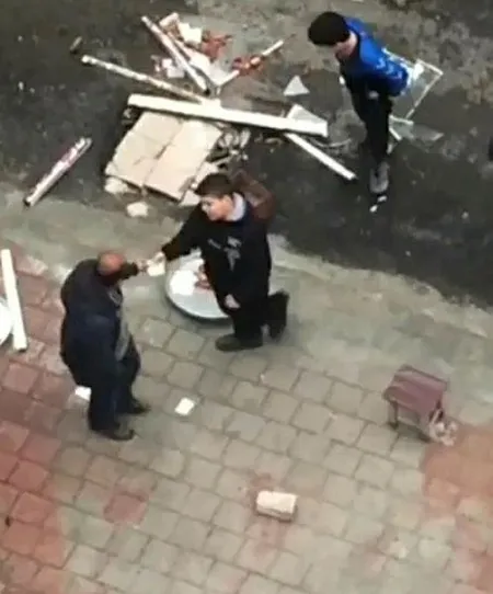 Tatlıları yola dökülen çocukları böyle teselli ettiler-3