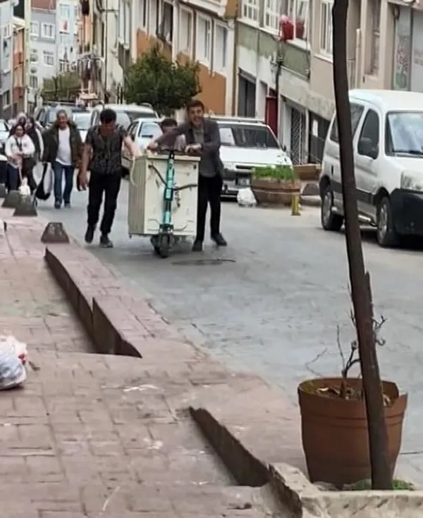 istanbulda-elektrikli-scooter-ile-ilginc-esya-tasima-manzaralari-camasir-makinesi-1649835332308.jpg İstanbul'da elektrikli scooter ile ilginç eşya taşıma manzaraları! Çamaşır makinesi...-2