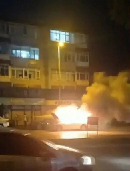 Bahçelievler'de facianın eşiğinden dönüldü! İçinde yolcu olan bir taksi alev topuna döndü-3