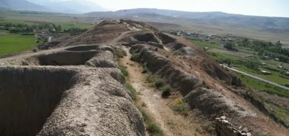 Urartu Kralı II.Sadur tarafından inşa edilen Çavuştepe Kalesi'nde tahıl, yağ ve şarapların muhafaza edildiği 2 bin 800 yıllık küp bulundu.