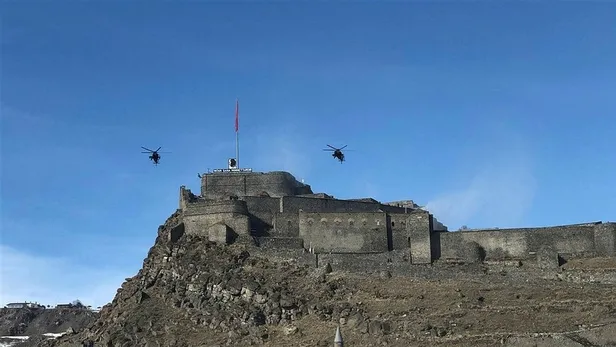 atak-helikopteri-kars-kalesinde-dalgalanan-turk-bayragini-selamladi-1612197229704.jpeg