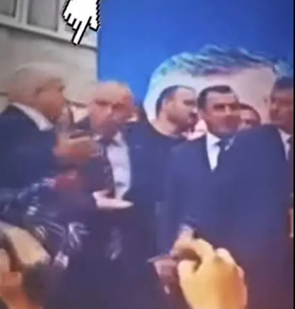 ozgur-ozelin-manisa-programinda-olay-chpli-besim-dutlulu-fatma-celepciyi-sahneden-kovdu-1699624340077.jpg Özgür Özel'in Manisa programında olay! CHP'li Besim Dutlulu Fatma Celepçi'yi sahneden kovdu-1