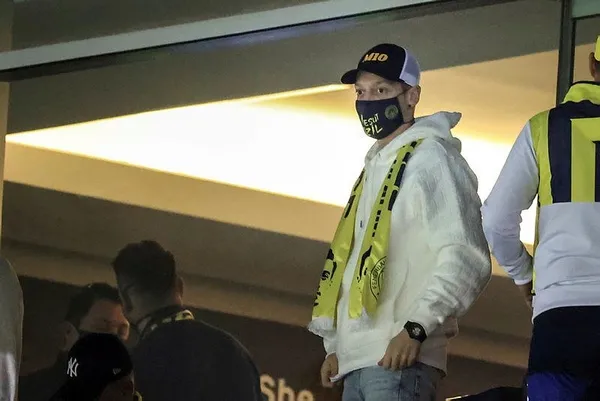 fenerbahcenin-dunyaca-unlu-yildizimesut-ozil-kadikoye-ayak-basti-1611594336661.jpeg Fenerbahçe'nin dünyaca ünlü yıldızı Mesut Özil, Kadıköy'e ayak bastı!-2