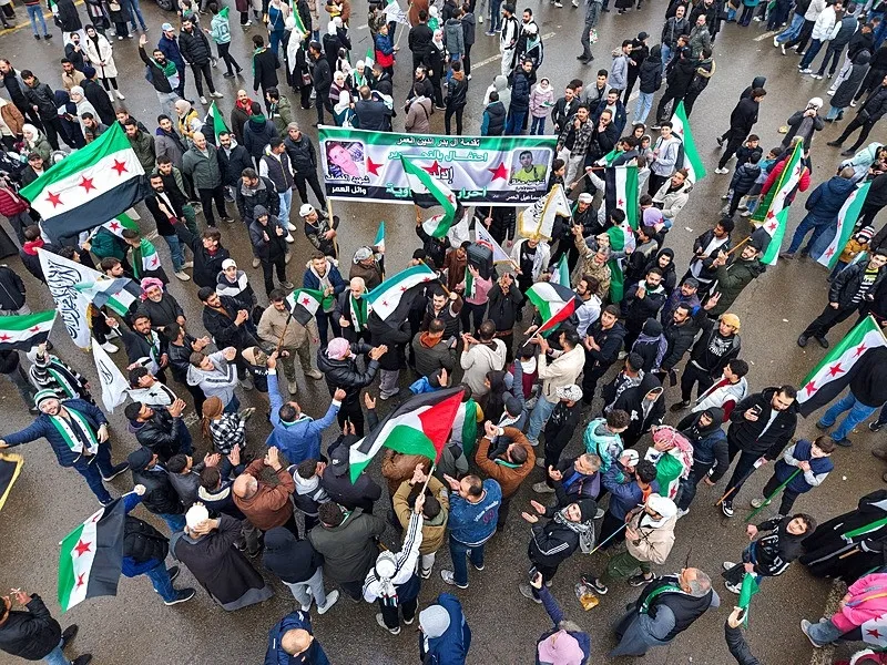  Başkentteki Emevi Meydanı'nda toplanan yüzlerce kişi, Suriye bayrakları açarak sevinç gösterileri yaptı. (AA)