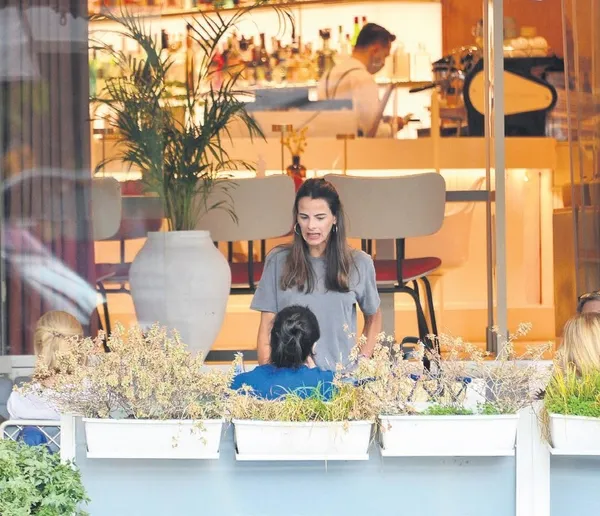 Sosyetik güzel Edwina Sponza İbrahim Kutluay’ı unutamadı!